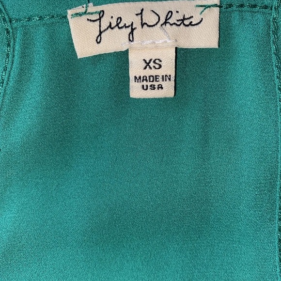 Lily White Women  Sleeveless Blouse XS cross-over v-neck razor back - Picture 3 of 5